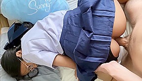 Ma jeune copine asiatique en levrette