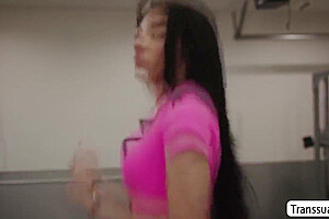 Muscle Man Analed Ts Goddess In The Gym