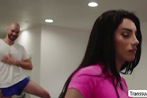 Muscle Man Analed Ts Goddess In The Gym