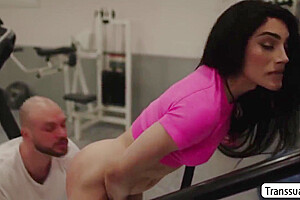 Muscle Man Analed Ts Goddess In The Gym