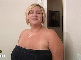 Naughty Big Mama Showing Off Her Goods - MatureNL