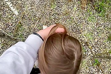 Otsosala V Lesu Pod Zvuk Ptic Riskovannyi Minet V Lesu