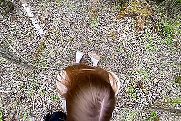 Otsosala V Lesu Pod Zvuk Ptic Riskovannyi Minet V Lesu