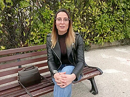 Pam, 25, sports coach in Manosque!