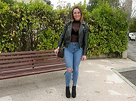 Pam, 25, sports coach in Manosque!