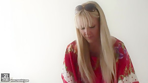 Pretty chick Sophie Moone grets new shoes