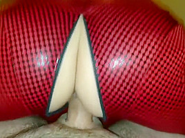 Prima si eccita con vibratori e doppie penetrazioni poi lo sbuccia e cavalc