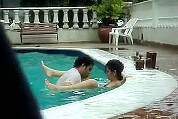 Sex in the pool 