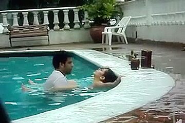 Sex in the pool 