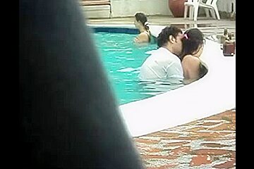 Sex in the pool 