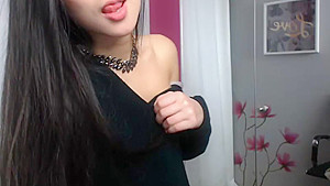 Sexy Brunette Masturbates in the Chat