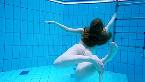 Sexy Girl Shows Magnificent Young Body Underwater