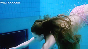 Sexy Girl Shows Magnificent Young Body Underwater