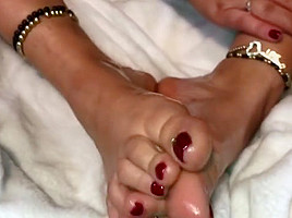 Sexy big tit amateur spreads oil on her feet 