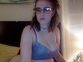 Slut Dyanne18 Flashing Boobs On Live Webcam