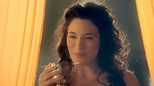 Spartacus Gods of the Arena E03 Paterfamilias Lucy Lawless and Jaime Murray