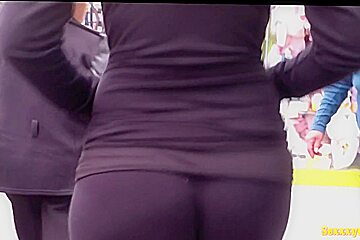 Splendid looking babe in tight leggings has a very athletic ass