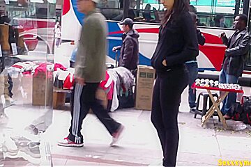 Splendid looking babe in tight leggings has a very athletic ass