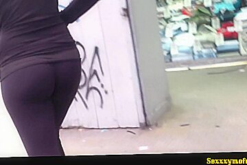 Splendid looking babe in tight leggings has a very athletic ass