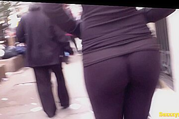 Splendid looking babe in tight leggings has a very athletic ass