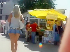 Superbly short skirt stalked in the crowd