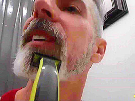 Teaching You to Shave - DADDY GIANT 8 - Richard Lennox