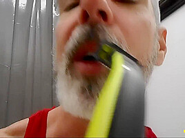 Teaching You to Shave - DADDY GIANT 8 - Richard Lennox