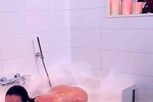 Tranny spunks in bath