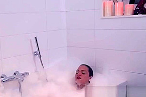 Tranny spunks in bath