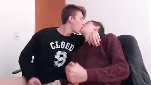 Two Kinky College Cam Boyz Sucking 10-pounder