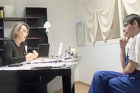 Un employe baise sa patronne pour ne pas etre vire