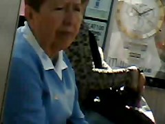 Un enorme par de tetas en la parada de la combi