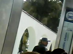 Un enorme par de tetas en la parada de la combi