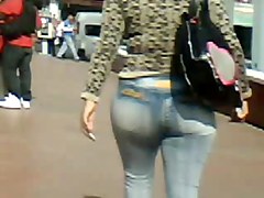 Un enorme par de tetas en la parada de la combi