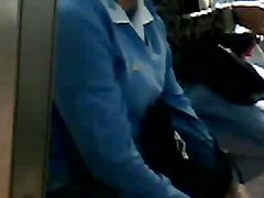 Un enorme par de tetas en la parada de la combi