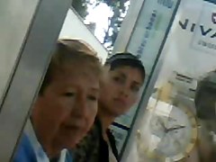 Un enorme par de tetas en la parada de la combi