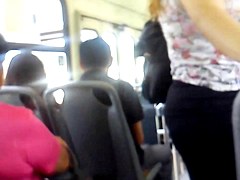 Un lindo culito en el camion autobus