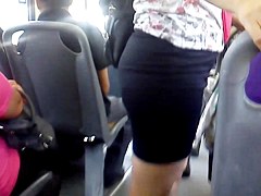 Un lindo culito en el camion autobus