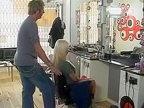 Une anglaise se fait raser et niquer au salon de coiffure