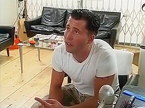 Une anglaise se fait raser et niquer au salon de coiffure