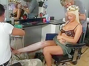 Une anglaise se fait raser et niquer au salon de coiffure