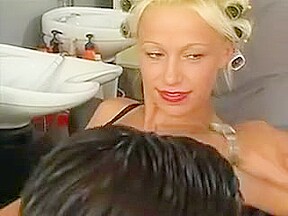 Une anglaise se fait raser et niquer au salon de coiffure