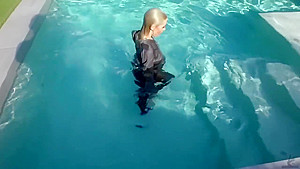 Wetlook pool strip in satin