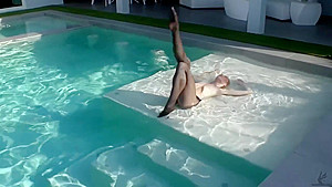 Wetlook pool strip in satin