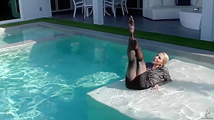 Wetlook pool strip in satin