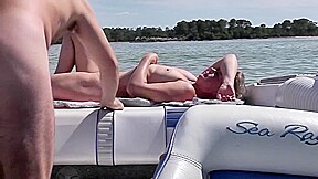 a poil sur le bateau il résiste pas a me prendre
