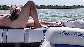 a poil sur le bateau il résiste pas a me prendre