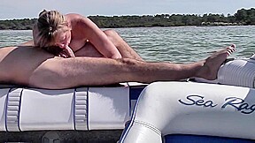 a poil sur le bateau il résiste pas a me prendre