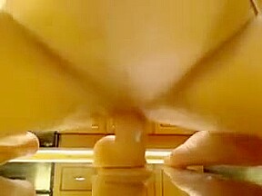 cochonne baise avec un gros gode ventouse