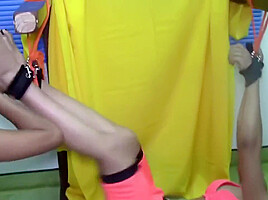 cosqullas a paola en sus sexy pies
